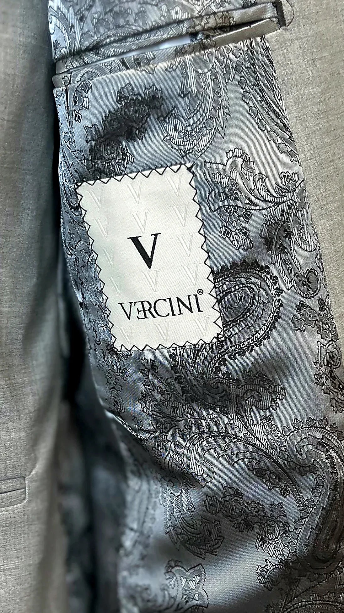 Men's Luxurious Gray Suit with Paisley Detail