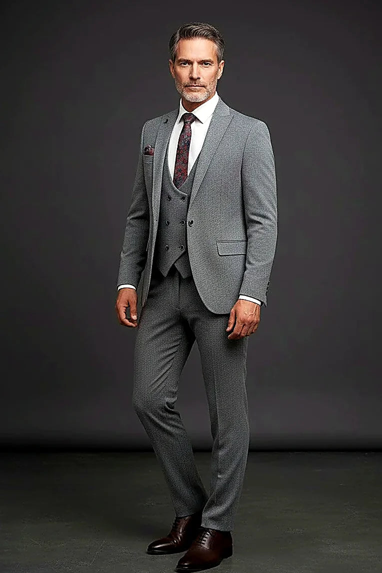 a slim-cut grey-blue jacket, vest and trousers, on this grey-Blue Three-Piece Suit